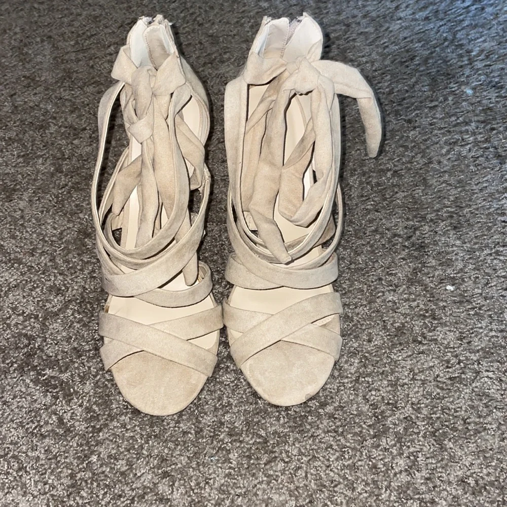 Nude heels. - Picture 2 of 6